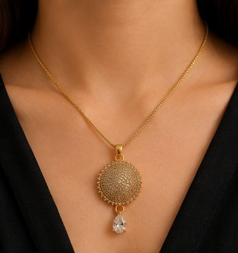 Elegant Golden White Jewelry Set – Necklace, Earrings & Bracelet